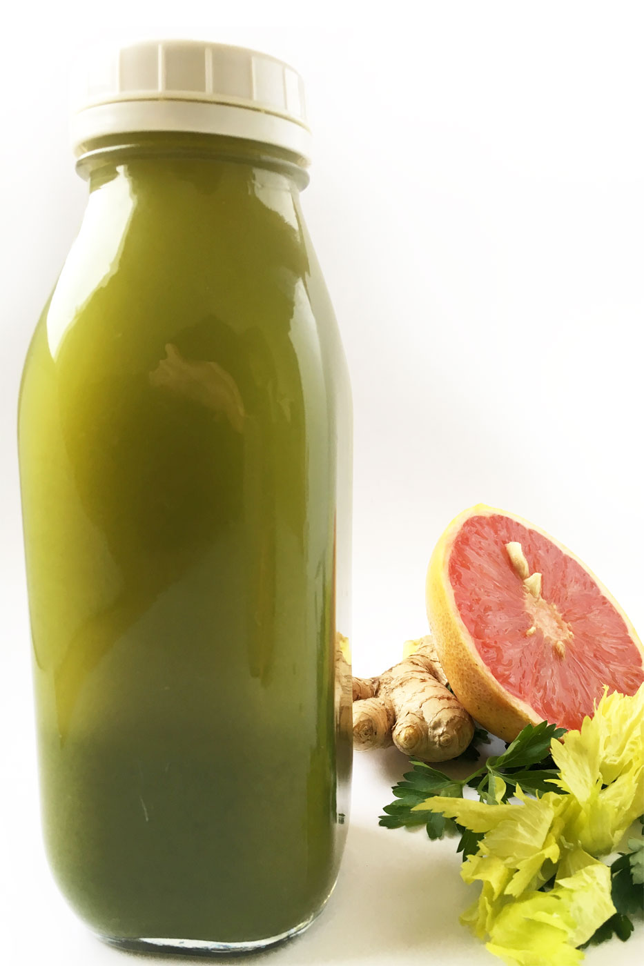 This green huice recipe for weight loss will help flush out toxins, reduce bloating from processed foods, and help get rid the body of the excess “junk”.