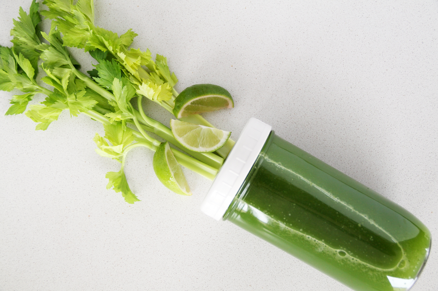 Celery provides tons of essential nutrients for our bodies and the benefits of celery juice include detoxification, antioxidation, and regeneration.