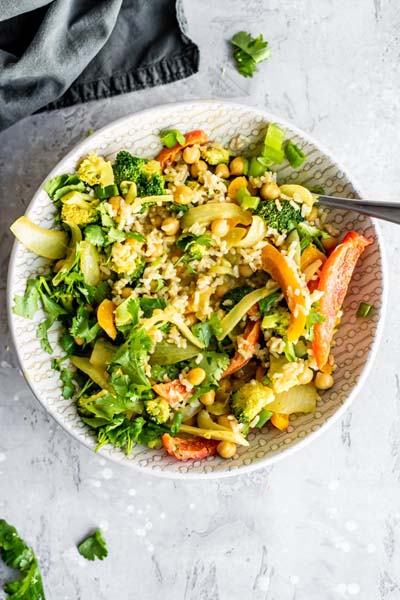 This is a vegan vegetable chickpea curry bowl