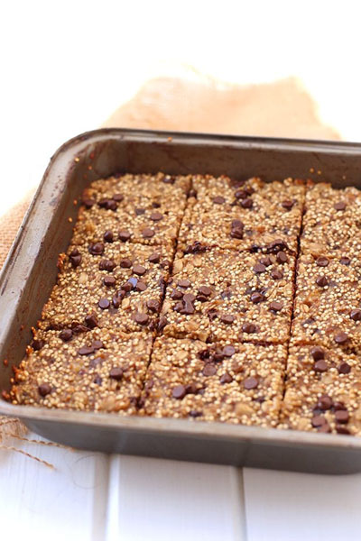 These are banana quinoa breakfast bars made by Active Vegetarian