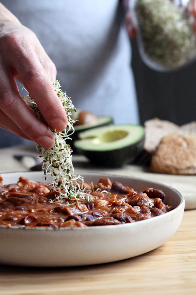 pulled jackfruit chili by active vegetarian